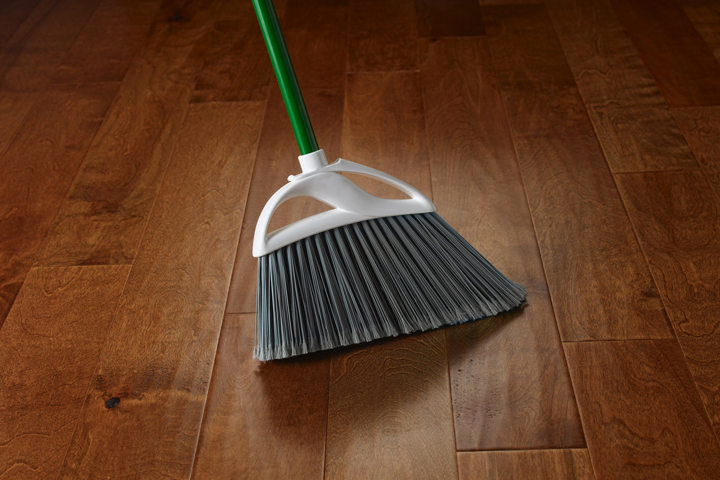 Chổi cứng sẽ khiến bụi lọt vào các kẽ sàn và gây xước bề mặt sàn gỗ